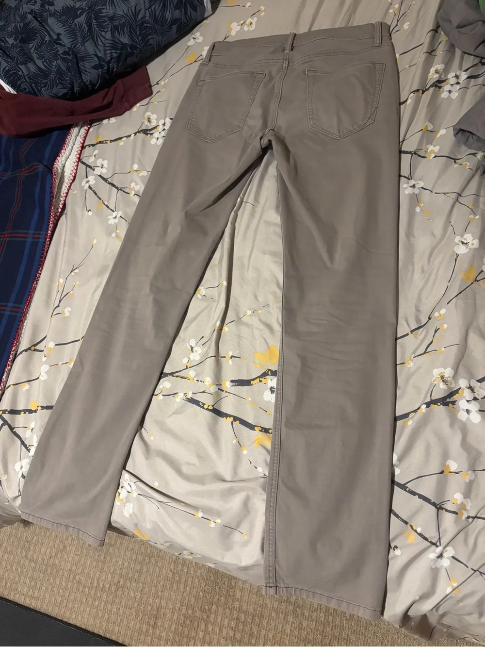 Banana Republic Men’s Gray Slim Fit Chinos in size 32x34
